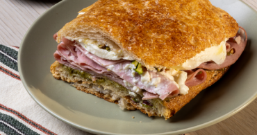 FOCACCIA DE MORTADELA ITALIANA CON PISTACHE