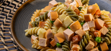 FUSILLI CON SALCHICHAS DE PECHUGA DE PAVO PEÑARANDA