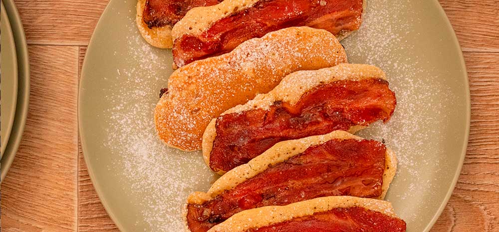 Tocino Ahumado Peñaranda Caramelizado con Maple en masa de Hot Cakes
